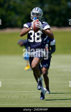 Dallas Cowboys safety Markquese Bell (41) takes his stance during an NFL  preseason football game against the Los Angeles Chargers Saturday, Aug. 20,  2022, in Inglewood, Calif. (AP Photo/Kyusung Gong Stock Photo - Alamy