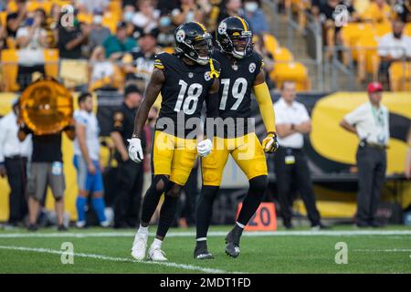 Pittsburgh Steelers wide receiver JuJu Smith-Schuster (19) makes a catch  during an NFL football practice, Wednesday, Aug. 18, 2021, in Pittsburgh.  (AP Photo/Keith Srakocic Stock Photo - Alamy