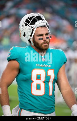 Miami Dolphins tight end Durham Smythe (81) runs drills during