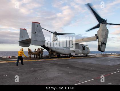 PACIFIC OCEAN (July 26, 2022) Royal Australian Navy Lt. Edward Finnis, from Hobart, Tasmania, Australia, second from right, along with U.S. Navy Sailors and U.S. Army Soldiers transport simulated patients from a U.S. Marine Corps MV-22 Osprey, attached to Marine Medium Tiltrotor Squadron (VMM) 363, on the flight deck of U.S. Navy Wasp-class amphibious assault ship USS Essex (LHD 2) in support of a joint-service medical training exercise during Rim of the Pacific (RIMPAC) 2022, July 26, 2022. Twenty-six nations, 38 ships, three submarines, more than 170 aircraft and 25,000 personnel are partici Stock Photo