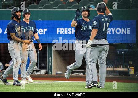 77, Kyle Seager's final Mariners moment makes Mitch Haniger tear up