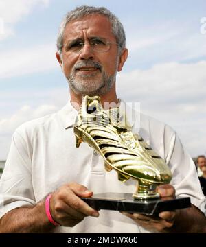 Verval paraplu magie Former German soccer player Gerd Mueller presents the Golden Boot Trophy to  the media at the "adidas World of Football" in Berlin, Thursday, June 29,  2006. The adidas Golden boot is the