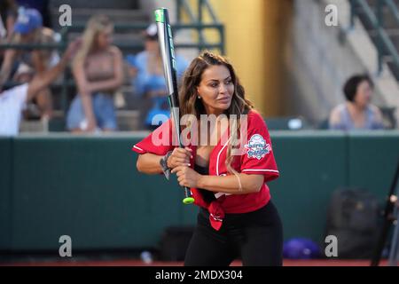 Real Housewives play Maimonides in annual 'Battle for Brooklyn' charity  softball game • Brooklyn Paper