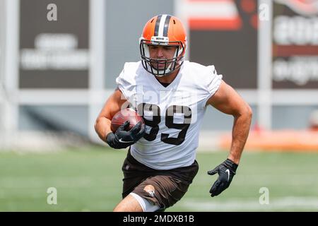 Cleveland Browns tight end Stephen Carlson catches a pass against  linebacker Christian Kirksey at the team's NFL football training facility  in Berea, Ohio, Tuesday, June 4, 2019. (AP Photo/Ron Schwane Stock Photo 