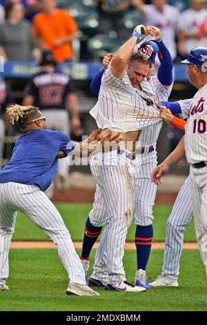 Alonso loses his shirt in Mets walk-off win! 