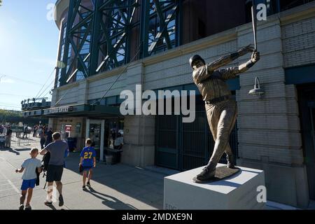 Statue unveiled for Edgar Martinez, Seattle Mariners hitting legend,  outside T-Mobile Park