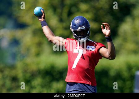 Seattle Seahawks quarterback Geno Smith (7) passes the ball before an NFL  football game against the Los Angeles Rams, Sunday, Sept. 10, 2023 in  Seattle. The Rams won 30-13. (AP Photo/Ben VanHouten