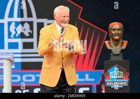 Canton, United States. 06th Aug, 2021. Pro Football Hall of Fame Class of  2020 enshrinees pose with Gold Jackets present in front of the Pro Football  Hall of Fame, Friday, Aug. 6