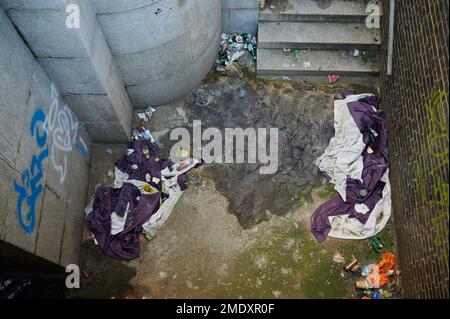 22 Jan 2023 - LondonUK: Litter and mess at bottom of steps in urban city corner. aerial view Stock Photo