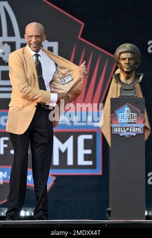 Drew Pearson, a member of the Pro Football Hall of Fame Class of 2021,  receives his gold jacket during the gold jacket dinner in Canton, Ohio,  Friday, Aug. 6, 2021 (AP Photo/Gene