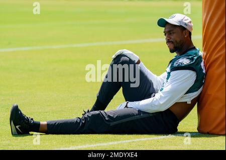 Philadelphia Eagles tight end Zach Ertz catches the ball during practice at  NFL football training camp, Thursday, Aug. 5, 2021, in Philadelphia. (AP  Photo/Chris Szagola Stock Photo - Alamy