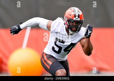 Cleveland Browns linebacker Anthony Walker Jr. (4) stands on the sideline  during an NFL football game against the Pittsburgh Steelers, Sunday, Oct.  31, 2021, in Cleveland. (AP Photo/Kirk Irwin Stock Photo - Alamy