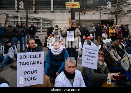 Paris, France. 23rd Jan, 2023. Julien Mattia / Le Pictorium -  Demonstration of artisans in Paris, 23 January 2023 -  23/01/2023  -  France / Ile-de-France (region) / Paris  -  Hundreds of craftsmen demonstrate in Paris towards the Ministry of Finance against the rising costs of energy and raw materials, 23 January 2023 Credit: LE PICTORIUM/Alamy Live News Stock Photo