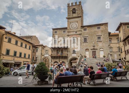 People-watching in Piazza della Repubblica, Cortona, Tuscany, Italy. Stock Photo