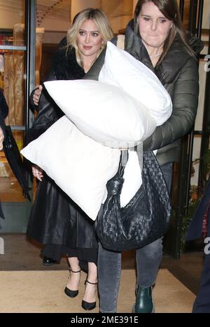New York, NY, USA. 23rd Jan, 2023. Hilary Duff seen leaving her hotel in New York City on January 23, 2023. Credit: Rw/Media Punch/Alamy Live News Stock Photo