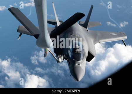 Pacific Ocean, United States. 19 January, 2023. A U.S. Marine Corps F-35B Lightning II stealth fighter aircraft with the Green Knights of Marine Fighter Attack Squadron 121, refuels from an Air Force KC-135 Stratotanker, January 19, 2023 over the Pacific Ocean.  Credit: A1C Tylir Meyer/U.S. Air Force/Alamy Live News Stock Photo