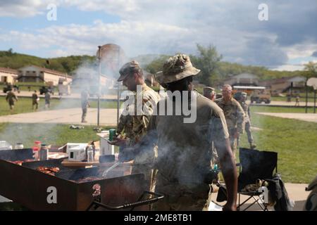 Spc. David Wright, human resources specialist from the 29th Combat Aviation Brigade, Maryland Army National Guard cooks during a morale, welfare, and recreation event during Northern Strike in Camp Grayling, Mich., on Aug. 15, 2022. The 29th Combat Aviation Brigade, led by Col. Richard Ferguson, has approximately 100 Maryland Army National Guard Soldiers providing all-domain command and control capabilities during Northern Strike 22 from Aug. 6 to 20, 2022. Stock Photo