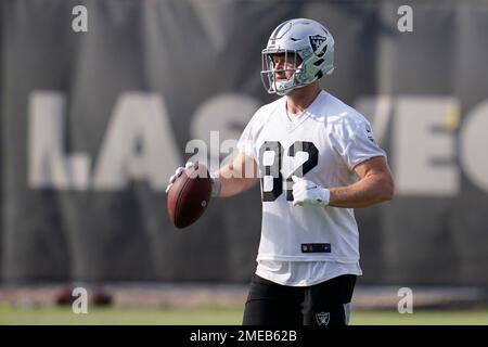 Las Vegas Raiders tight end Nick Bowers (82) plays during an NFL preseason  football game against the Minnesota Vikings on Aug. 14, 2022, in Las Vegas.  (AP Photo/Denis Poroy Stock Photo - Alamy