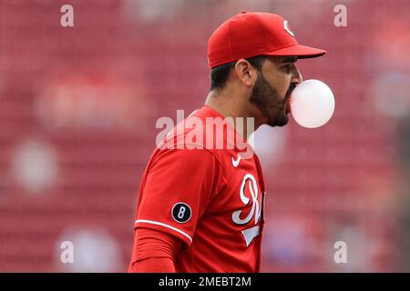 Eugenio Suarez: Bubble blowing skills gets attention of record holder