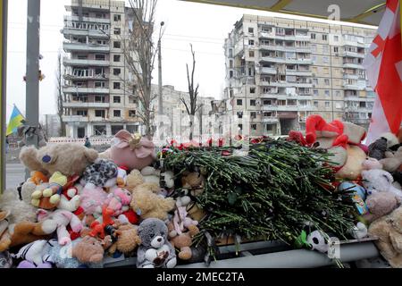 Non Exclusive: DNIPRO, UKRAINE - JANUARY 23, 2023 - Toys and flowers commemorate the victims as seen outside the residential building hit by a Russian Stock Photo