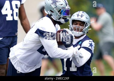 Dallas Cowboys' Micah Parsons visits with Cincinnati Bengals players after  their NFL football game in Arlington, Texas, Sunday, Sept. 17, 2022. (AP  Photo/Tony Gutierrez Stock Photo - Alamy