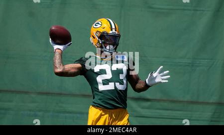 Chicago, IL, USA. 04th Dec, 2022. Chicago Bears #21 Darrynton Evans runs  past Packers #23 Jaire Alexander during a game against the Green Bay Packers  in Chicago, IL. Mike Wulf/CSM/Alamy Live News