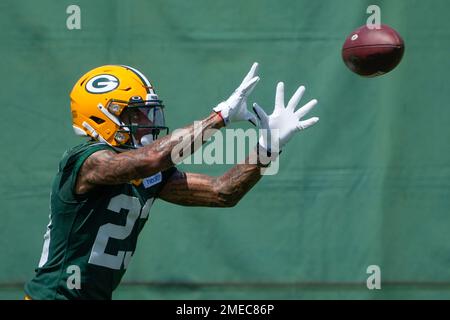 Chicago, IL, USA. 04th Dec, 2022. Chicago Bears #21 Darrynton Evans runs  past Packers #23 Jaire Alexander during a game against the Green Bay Packers  in Chicago, IL. Mike Wulf/CSM/Alamy Live News