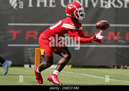 Kansas City Chiefs running back Derrick Gore catches a ball during NFL  football practice Thursday, June 3, 2021, in Kansas City, Mo. (AP  Photo/Charlie Riedel Stock Photo - Alamy