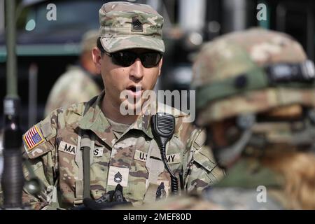 Army Reserve Soldier receives honor at Chicago Cubs MLB Memorial Day home  game > U.S. Army Reserve > News-Display