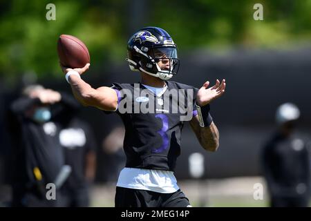 Baltimore Ravens rookie quarterback Kenji Bahar works out during rookie  training camp Saturday, May 15, 2021 in Owings Mills, MD.(AP Photo/Gail  Burton Stock Photo - Alamy