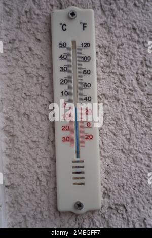 Thermometer showing fahrenheit and celsius measurements Stock Photo - Alamy