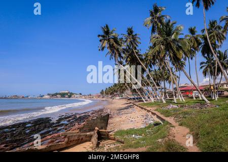 Far View to the Cape Coast Slave Castle from the  Atlantic Ocean Coastline in Ghana, West Africa Stock Photo