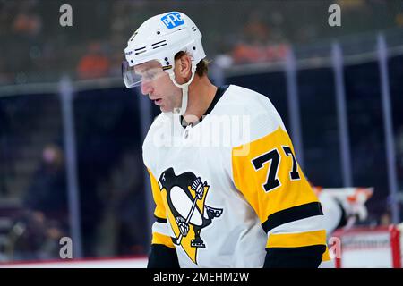 Pittsburgh Penguins' Jeff Carter (77) prepares for a face-off during an NHL  hockey game against the Philadelphia Flyers in Pittsburgh, Thursday, April  15, 2021. (AP Photo/Gene J. Puskar Stock Photo - Alamy