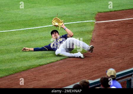 Tyrone Taylor makes leaping catch, 07/25/2022