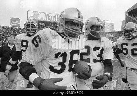 Former Oakland Raiders defensive back Mike Haynes kicks up the sand as he  runs after catching a pass in the NFL Alumni Legends Beach Bowl on Waikiki  Beach Friday, Feb. 4, 2000