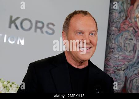 Fashion designer Michael Kors appears on the runway after showing his  latest collection during Fashion Week, Wednesday, Feb. 15, 2023, in New  York. (AP Photo/Bebeto Matthews Stock Photo - Alamy