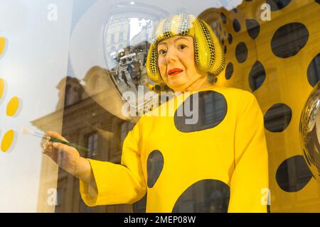 Yayoi Kusama the robot of Louis Vuitton, place Vandome. France