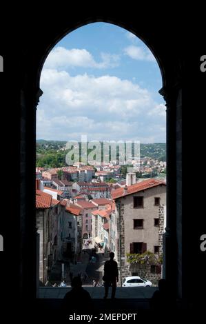 France, Auvergne, Haute-Loire, Le Puy-en-Velay, view of town through arch at Le Puy Cathedral (Cathedrale Notre-Dame du Puy) Stock Photo