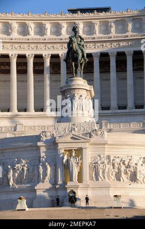 Italy, Lazio, Rome, Capitoline Hill, Il Vittoriano, statue of Vittorio Emanuele of Savoy above Tomb to the Unknown Soldier Stock Photo