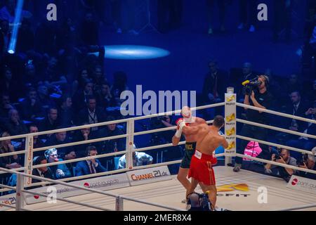 11-28-2015 Dusseldorf, Germany.  Wladimir Klitschko is preparing to attack to his left - Tyson Fury is carefully looking at Klitschko and will have ti Stock Photo