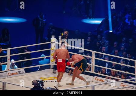 28-11-2015 Dusseldorf, Germany. Incredibly, the two-meter Fury dives with lightning speed before Wladimir Klitschko's shot, which misses    with his p Stock Photo
