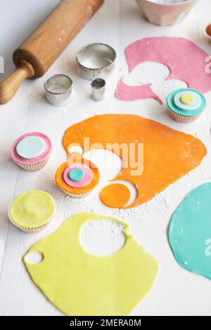 Making pop art cupcakes, using ready-to-roll icing Stock Photo
