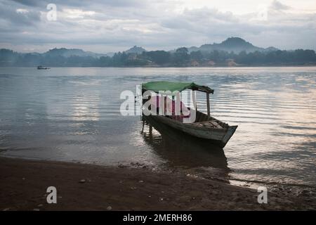 Myanmar, Western Myanmar, Mrauk U, Chin river, tour boat Stock Photo