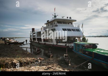 Myanmar, Northern Myanmar, Bhamo, Irrawaddy river Stock Photo - Alamy