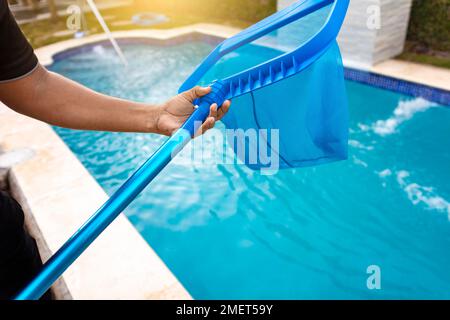 Nettoyeur De La Piscine. Homme En Chemise Bleue Avec Équipement De Nettoyage  Pour Piscines, Ensoleillé. Banque D'Images et Photos Libres De Droits.  Image 95949141