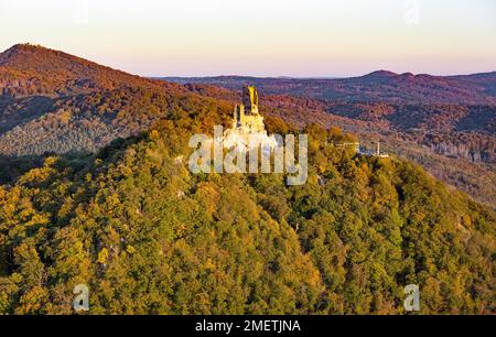 Ruin of Drachenfels Castle, built in 1149, with hotel, Drachenfels Restaurant and visitors' terrace, Siebengebirge, Koenigswinter, Rhineland, North Stock Photo