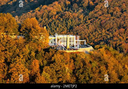 Ruin of Drachenfels Castle, built in 1149, with hotel, Drachenfels Restaurant and visitors' terrace, Siebengebirge, Koenigswinter, Rhineland, North Stock Photo