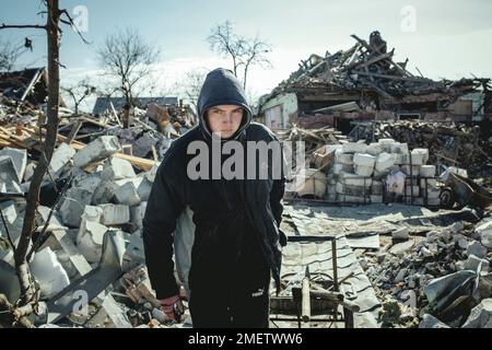 Cleaning up the ruins of the Bohunia residential area, it was destroyed by a Russian missile attack in the night from 1 to 2 March, Schytomir, Ukraine Stock Photo