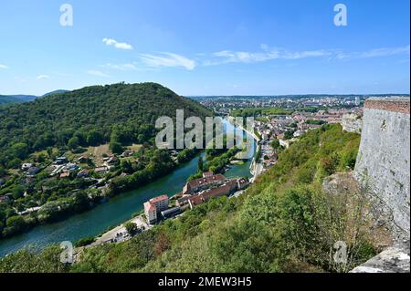 Besancon, Blick von der Zisterne auf den Fluss Doubs und auf Besancon, Frankreich Stock Photo