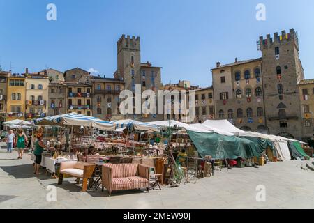 Vendors set up at La Fiera Antiquaria di Arezzo in summer, Arezzo's outdoor antique market in Piazza Grande, Tuscany, Italy. Stock Photo